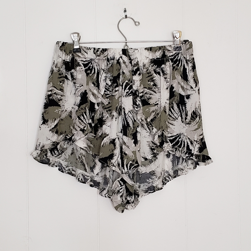 NWT Ruffled Shorts Size 10